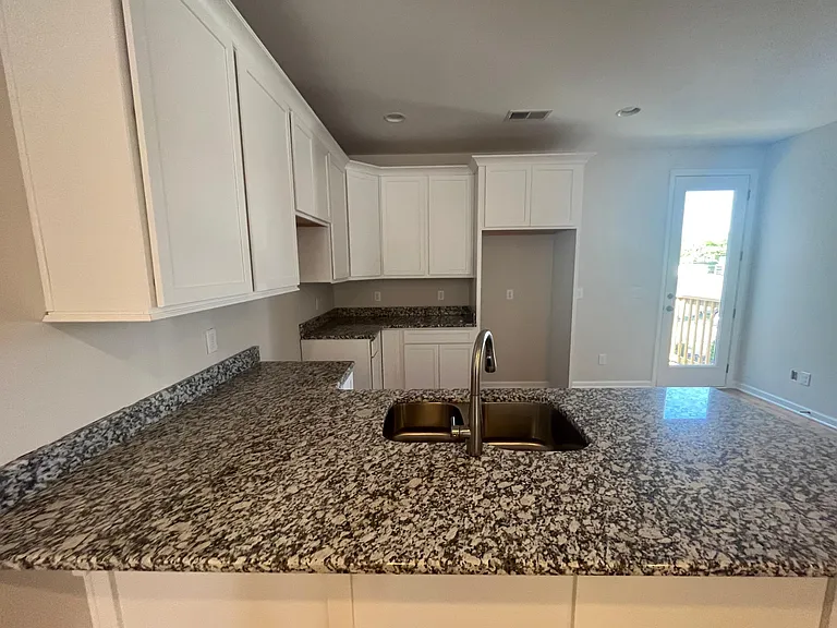 467 Morton Ave #102 — Photo 8