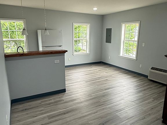 2nd image of 108 W Glenwood Ave #102