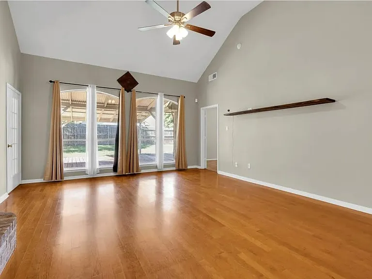 2609 Timberview Cir — Photo 3
