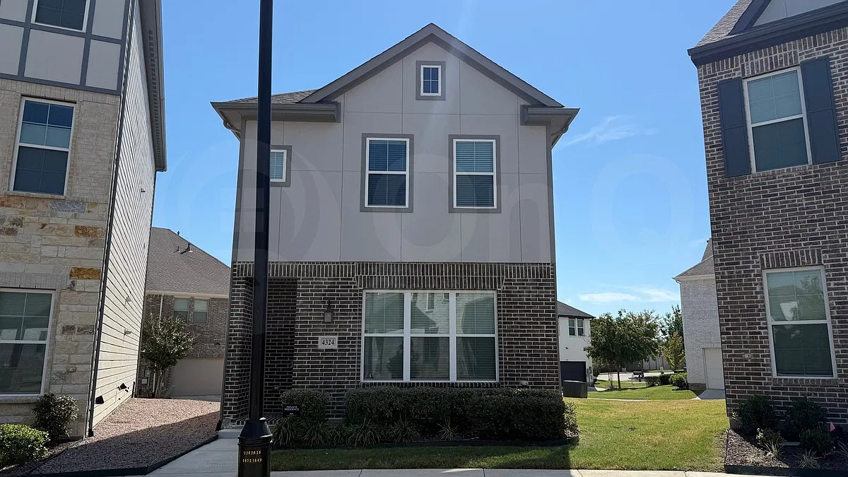 3 bed, 2.5 bath, 1603 sqft, $2,495 — Photo 2