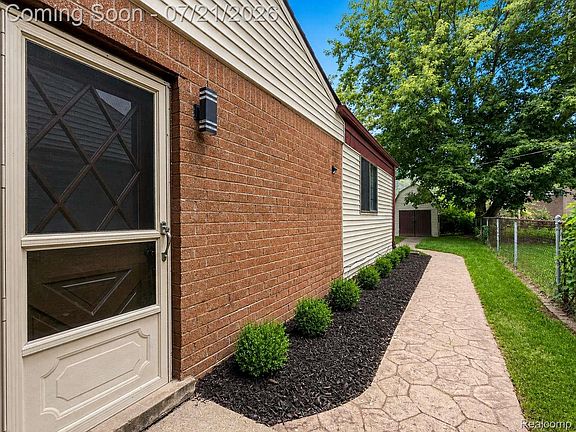 3rd image of 33424 Cheryl St S