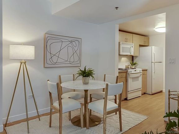5th image of 425 W Beech St Unit 712