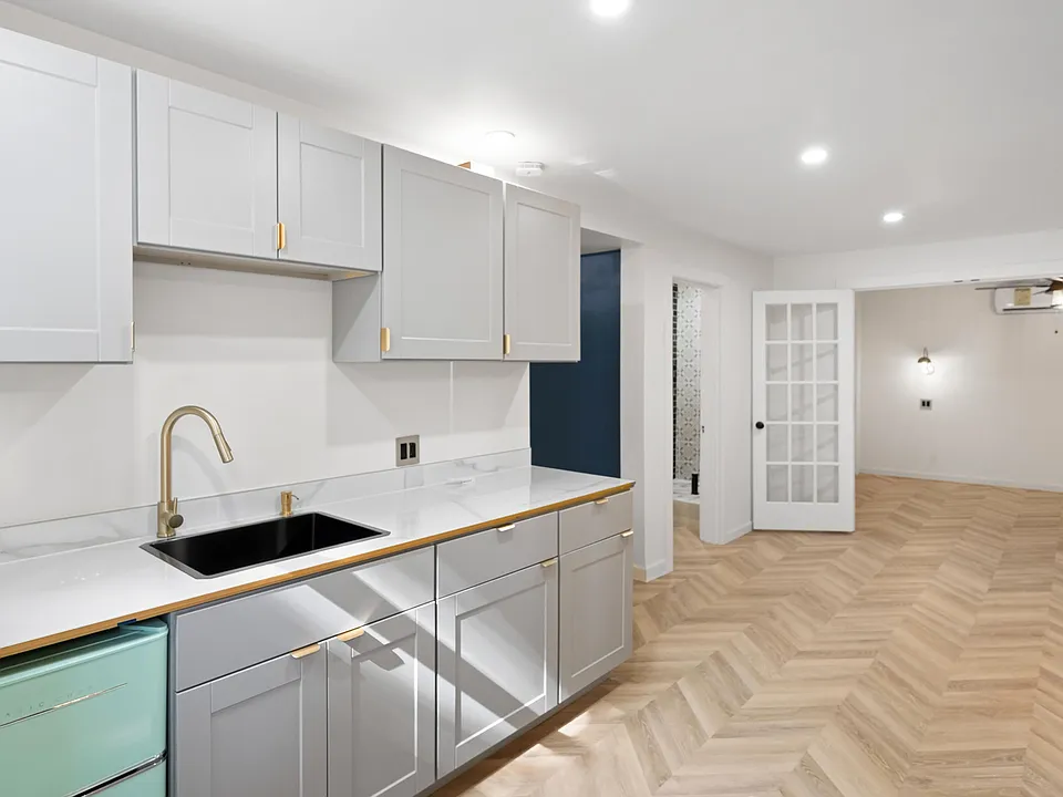 5 N Madison St #L1