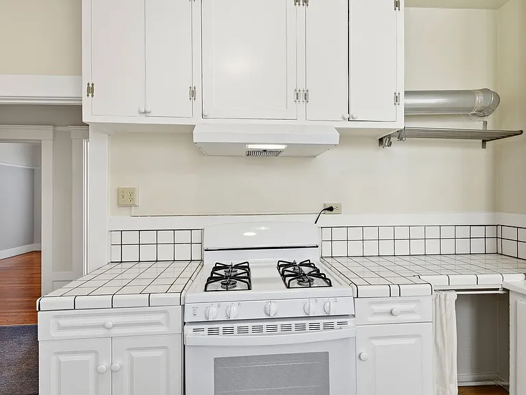 380 29th St #2 — Photo 11
