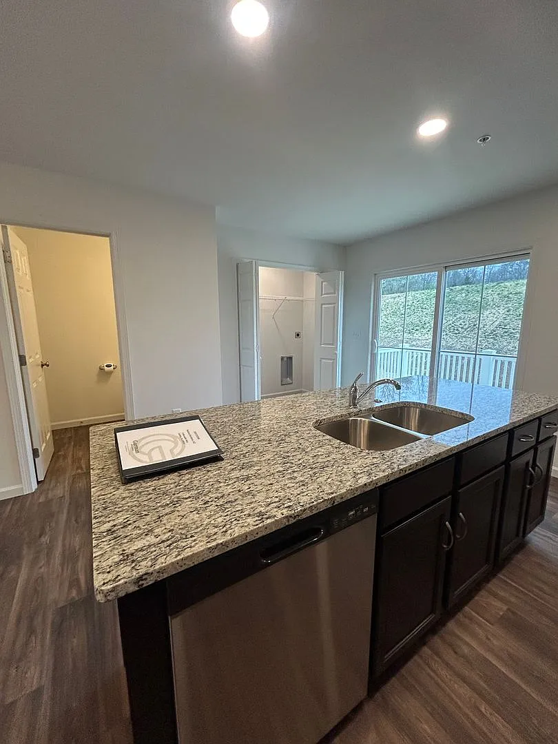 New End of row townhome 3 bed, 2.5 bath in Carlisle — Photo 3