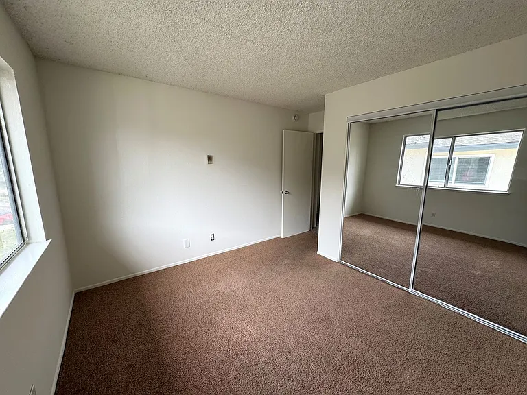 1212 Chalmette Ave — Photo 16