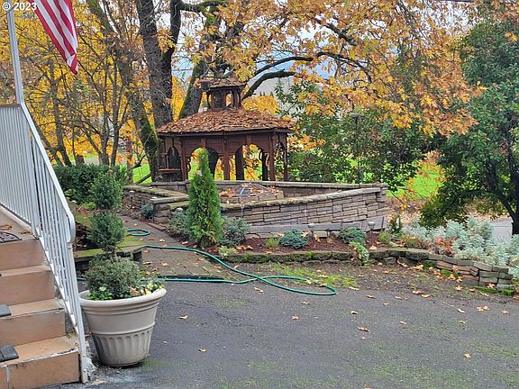 2nd image of 1584 NW Valley View Dr