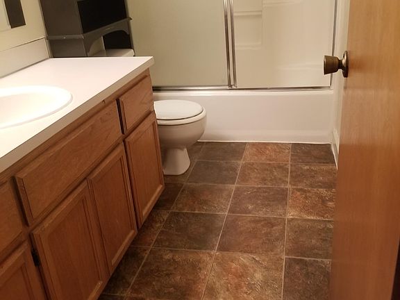 Bathroom Upstairs - Pic2