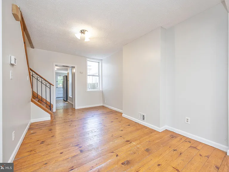 206 E Cross St — Photo 7