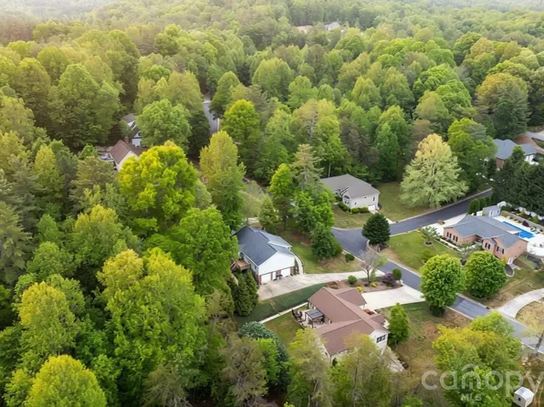 1011 Cambridge Ct, Lenoir, NC 28645