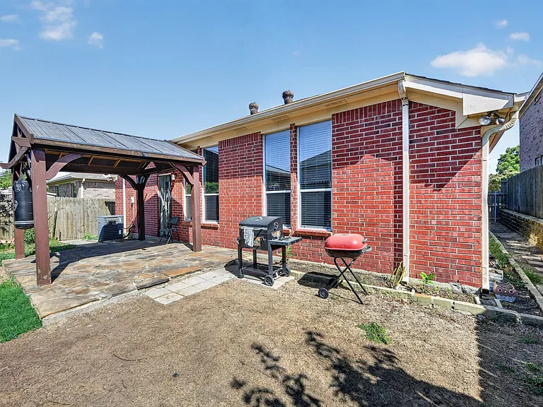 803 E Alexander Ln — Photo 9