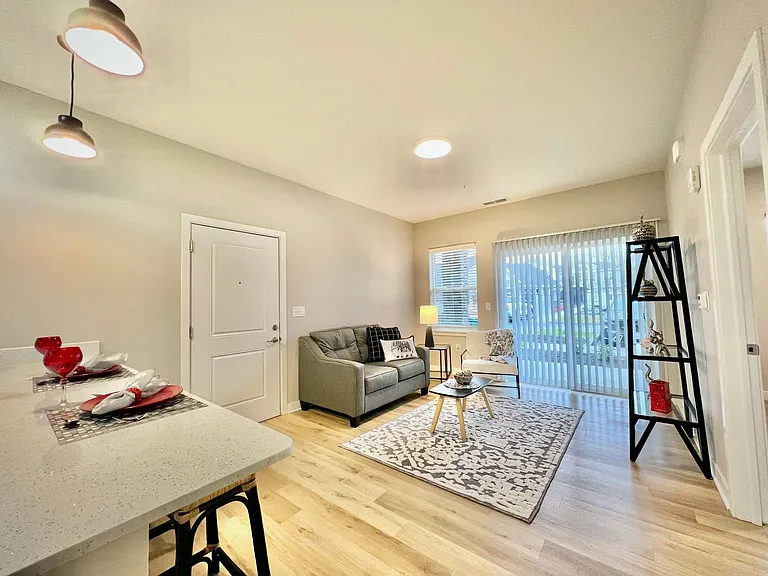 Water's Edge Apartments — Photo 33