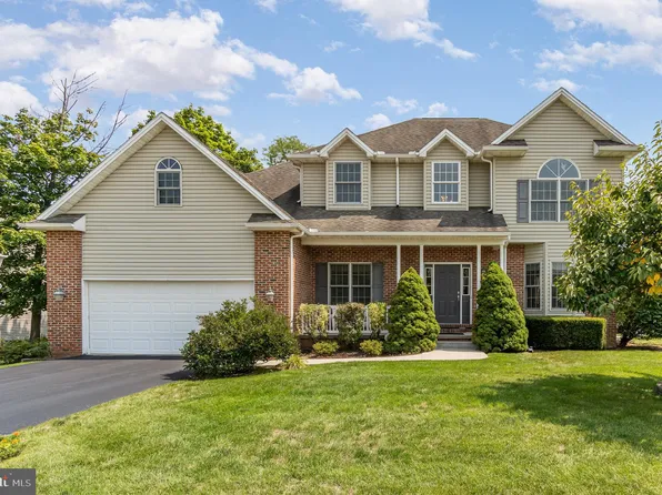 422 Woodland Dr, Dillsburg, PA 17019