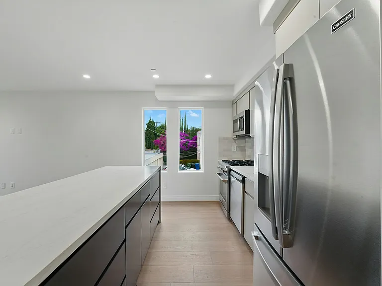 8234 Blackburn Ave #8236-1/2 — Photo 5