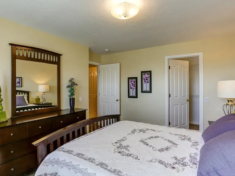 Sterling Pointe Apartments — Photo 41