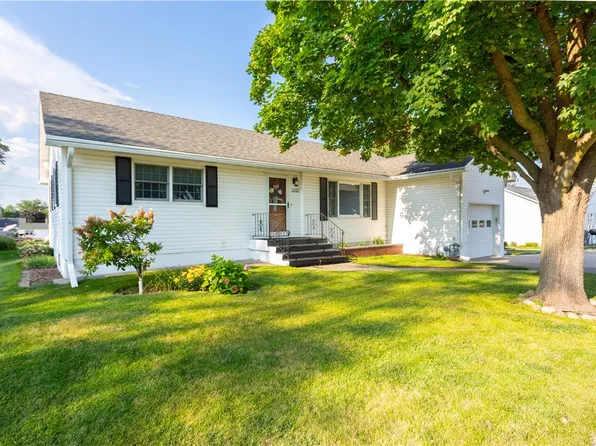 2102 State St, Granger, IA 50109