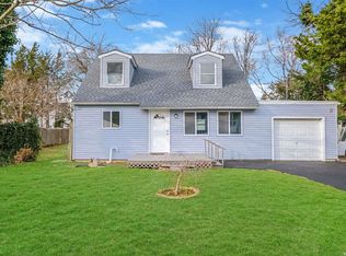 220 3rd St, Lindenhurst, NY 11757