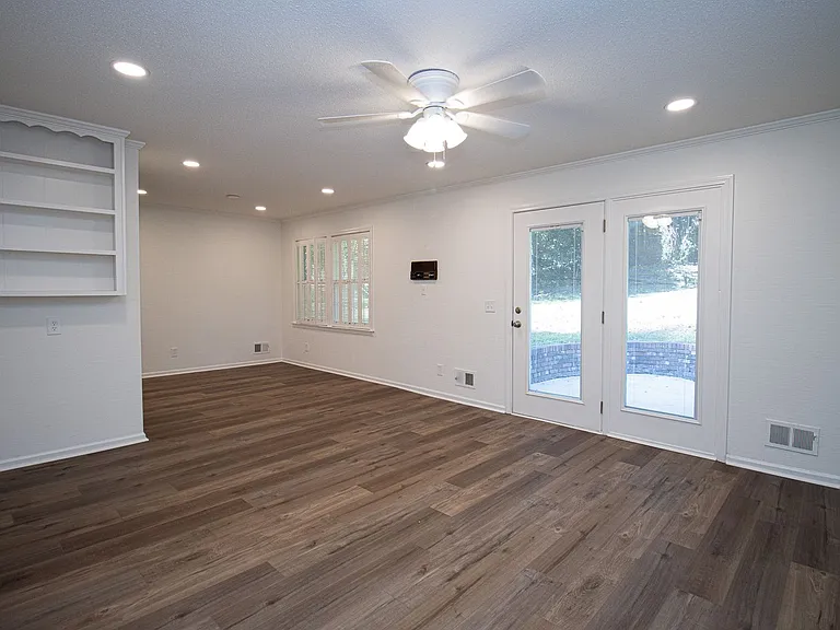 1110 Slann Dr — Photo 7