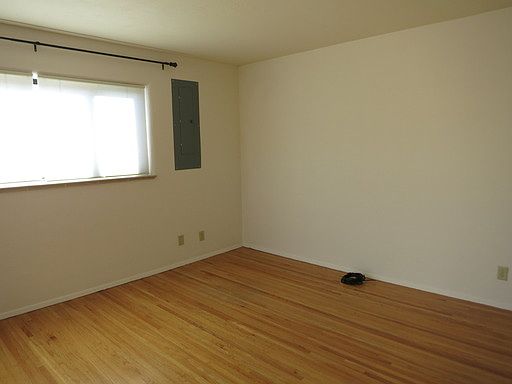 3rd image of 608 Palomas Dr NE