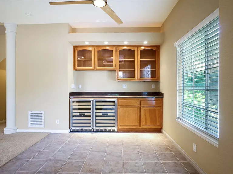 3055 E Hillcrest Dr — Photo 3