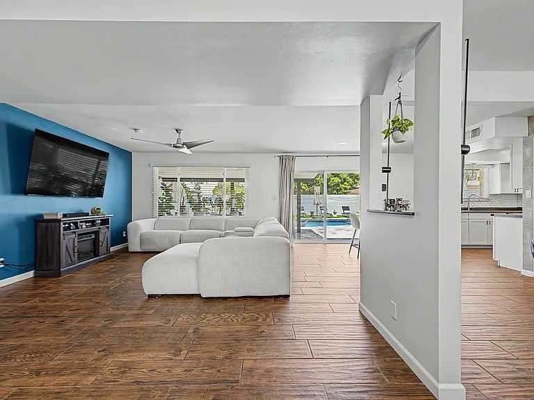 1958 E Laguna Dr — Photo 6