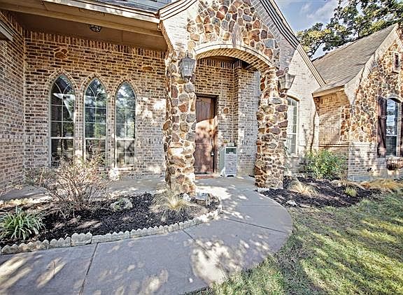 3rd image of 2800 Windsor Oaks Ln
