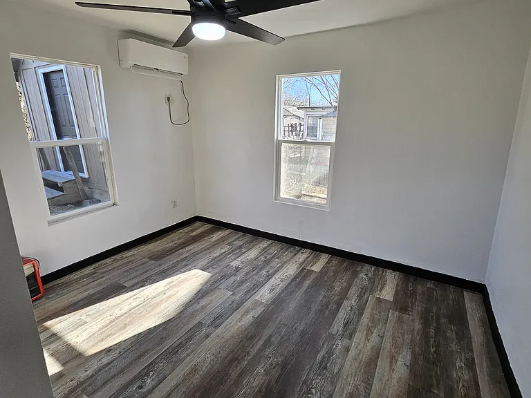 302 Windsor St #1 — Photo 13