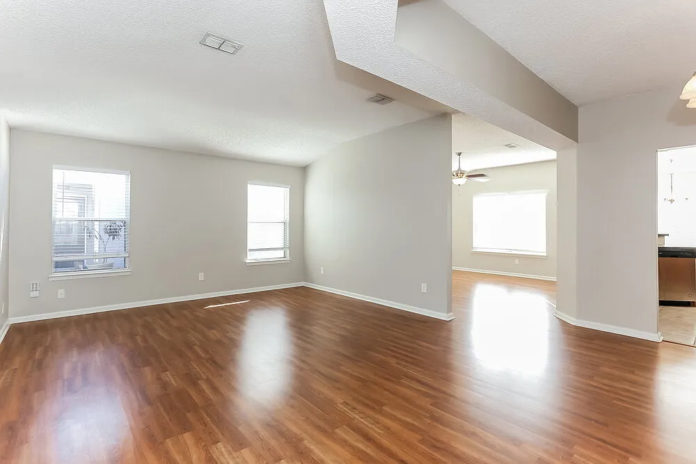 3 bed, 2.0 bath, 1420 sqft, $2,115 — Photo 4