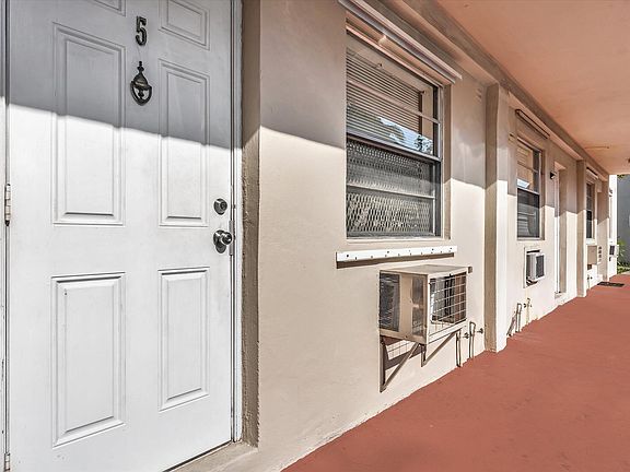 4th image of 2915 Plunkett Street #5d