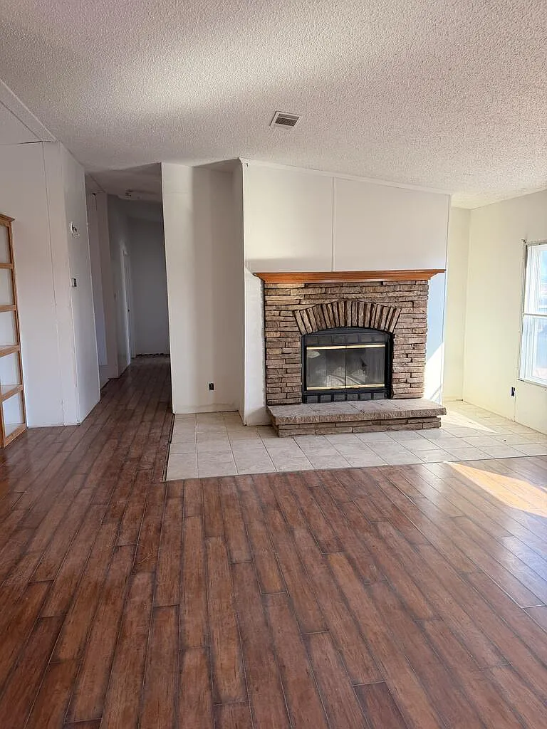 3 bed, 2.0 bath, 2432 sqft, $2,500 — Photo 3