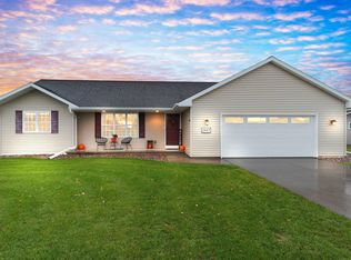 2667 Boxwood Cir, De Pere, WI 54115