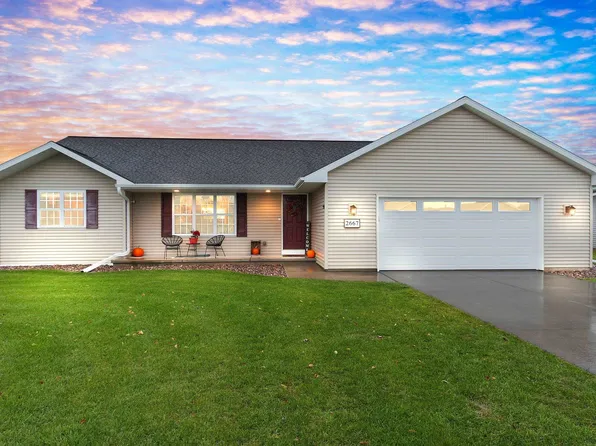 2667 Boxwood Cir, De Pere, WI 54115
