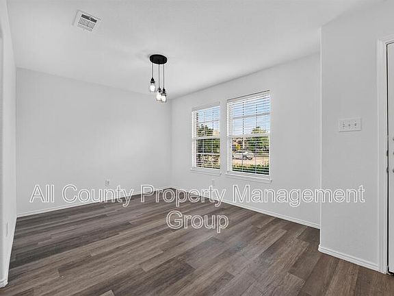 5th image of 320 Chalkstone Dr