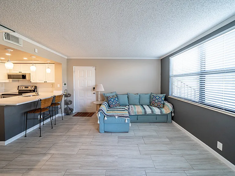Bella Lago Vista — Photo 11