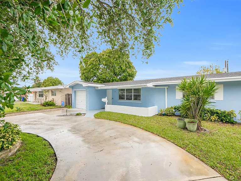 7811 NW 10th St — Photo 3