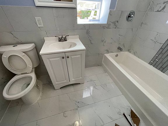 3rd image of 2788 Holland Ave