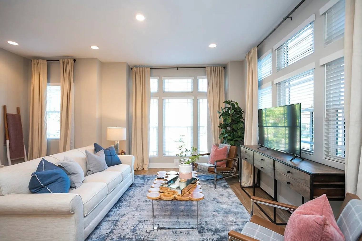 4 bed, 4.0 bath, 1323 sqft, $6,374 — Photo 1