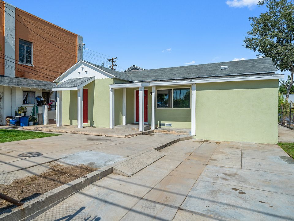 Fence. Front view of the house