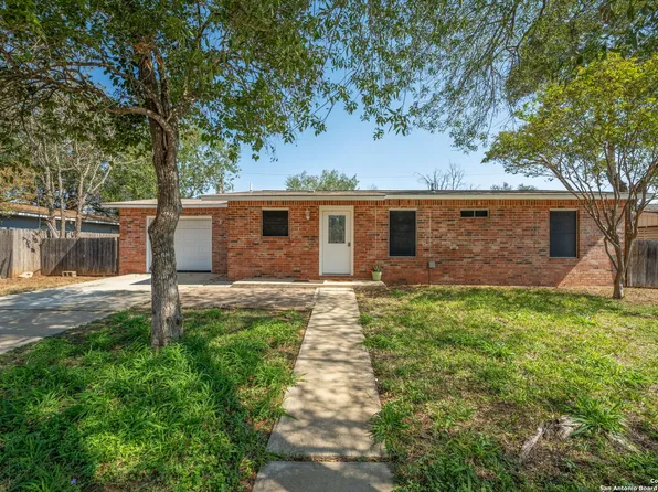 1005 Simmons AVE, Jourdanton, TX 78026