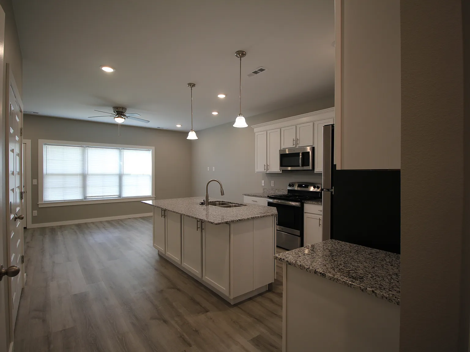 3 bed, 2.5 bath, 1370 sqft, $1,550 — Photo 4