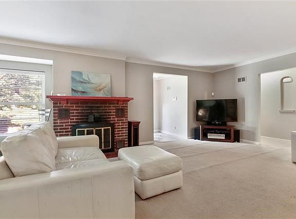3rd image of 7001 W 67th St