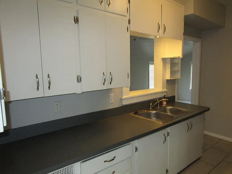 611 S Flood Ave — Photo 5
