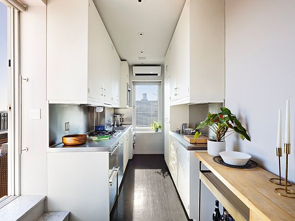 5th image of 200 E 16th St #Penthouse A