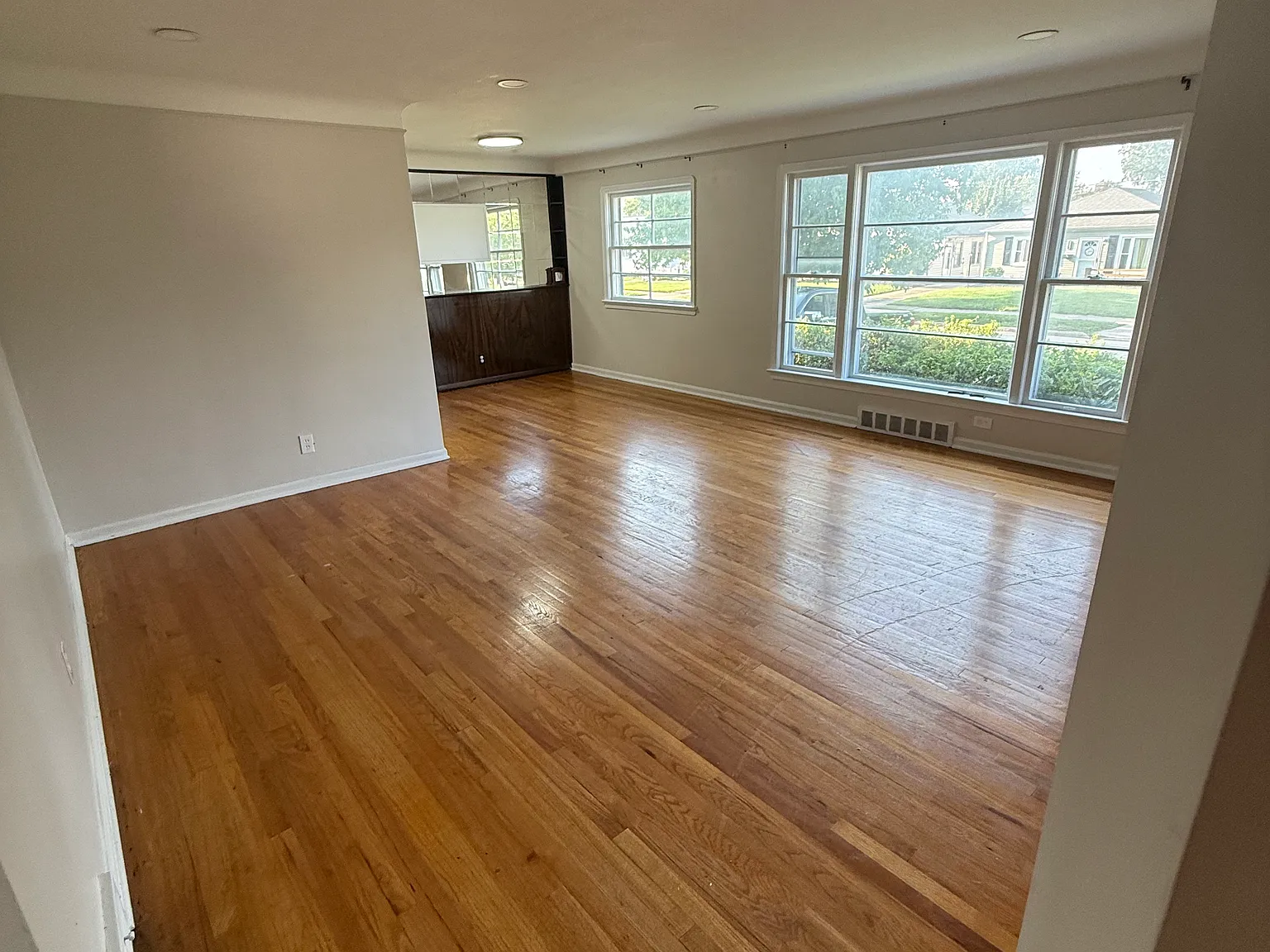3 bed, 1064 sqft, $1,800 — Photo 2