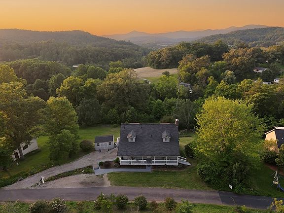 5th image of 150 Lauren Ln