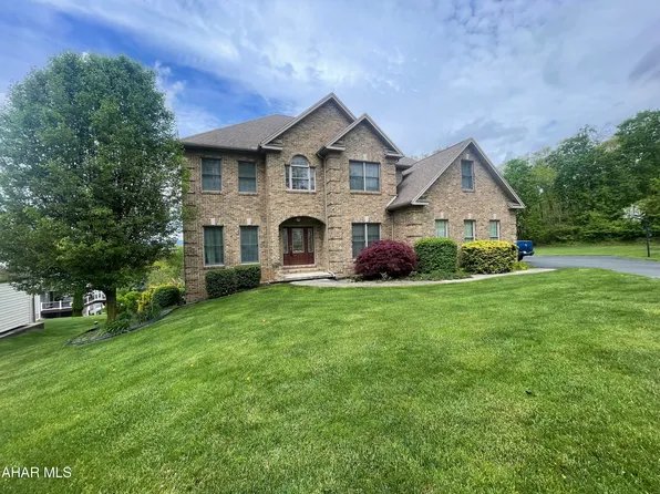738 Chapel Dr, Altoona, PA 16602