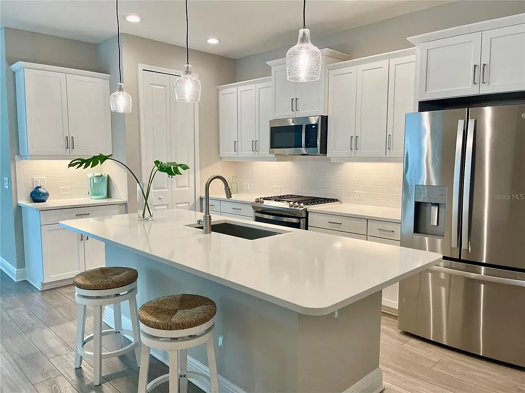 3 bed, 2.0 bath, 1845 sqft, $3,200 — Photo 2