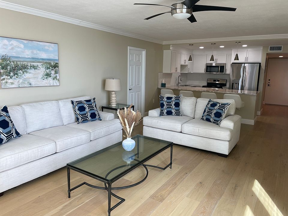 Main room with balcony and beach view