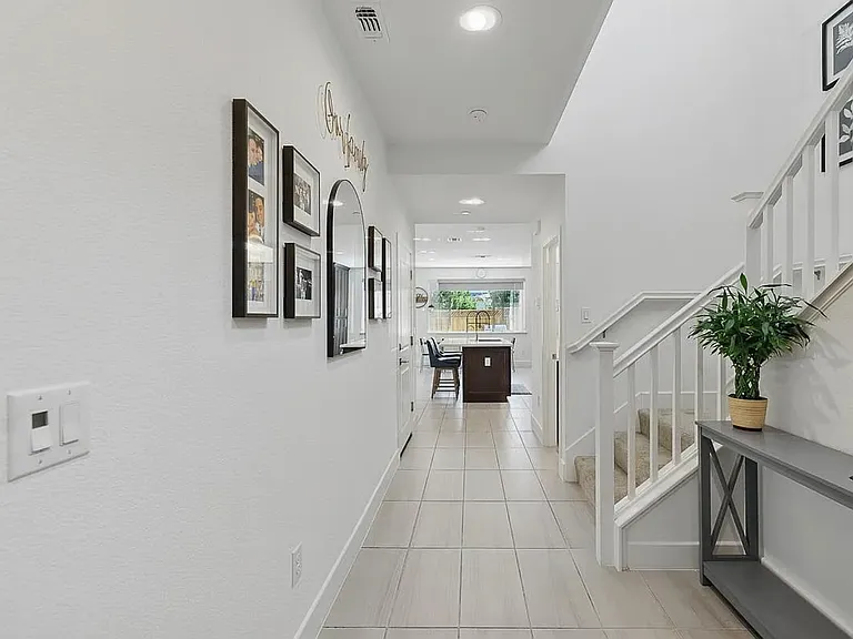 410 E Redberry Pl — Photo 3