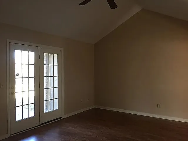 1646 Latham Ct — Photo 3